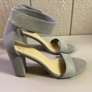 Heart in D grey suede heels | size 10